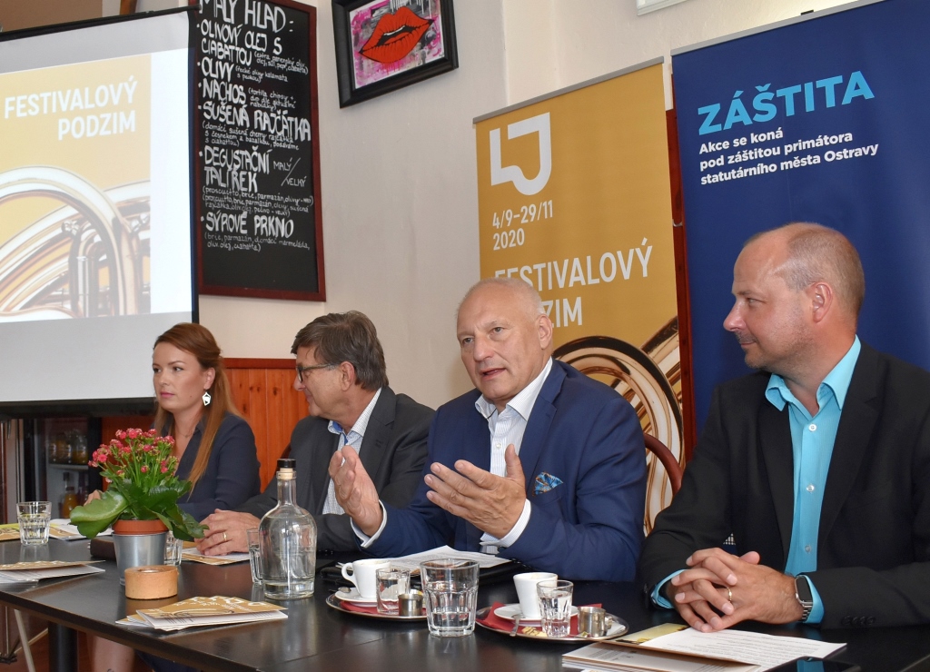 Náměstek primátora Zbyněk Pražák (druhý zprava) hovoří o podpoře festivalu. Zcela vpravo sedí náměstek hejtmana Lukáš Curylo, druhý zleva ředitel festivalu Jaromír Javůrek a vedle něj PR specialistka Michaela Dvořáková. Foto: René Stejskal