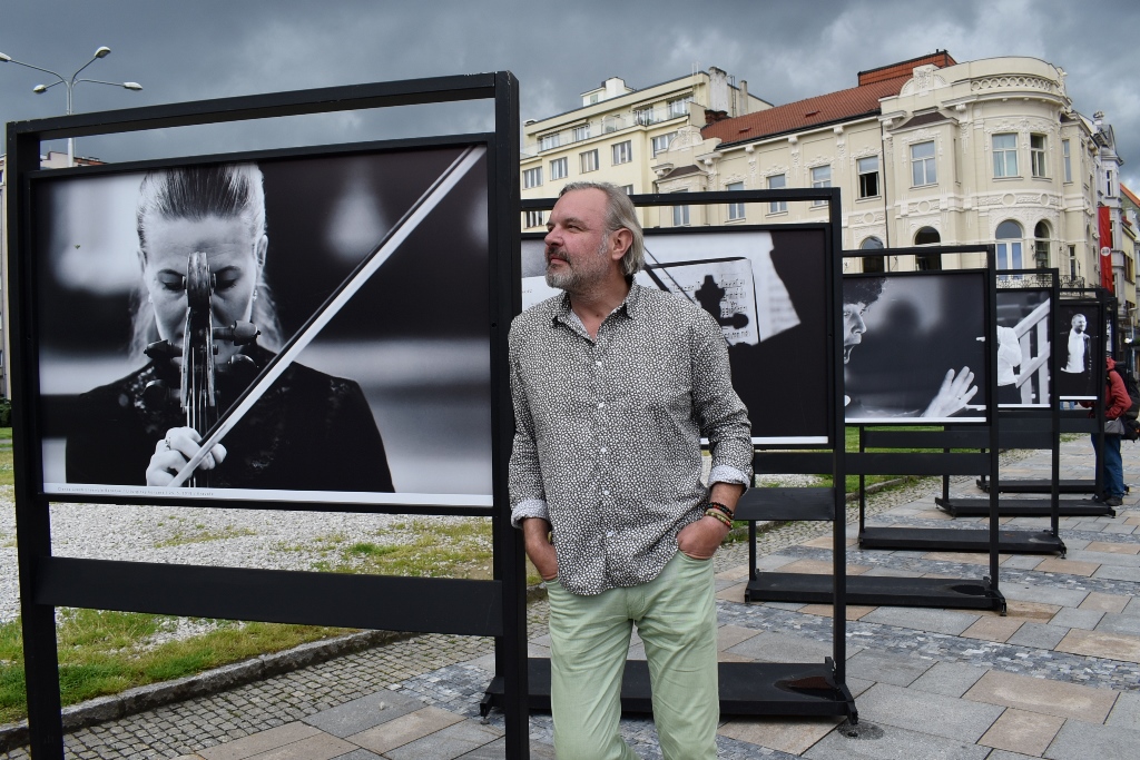 Fotograf Martin Straka u svých snímků na Masarykově náměstí. 