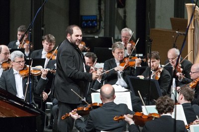 Symfonický orchestr Českého rozhlasu s dirigentem Vahanem Mardirossianem.  Snímky: J. Zerzoň