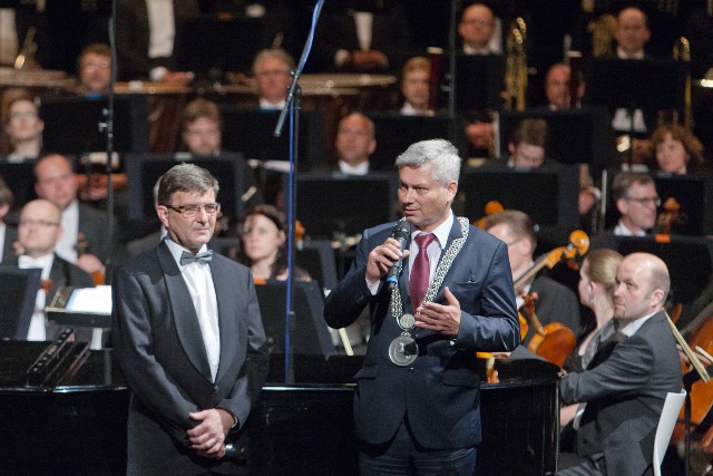 Primátor P. Kajnar (s ředitelem festivalu J. Javůrkem)