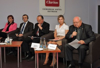 Zprava prezident Sdružení pro rozvoj MS kraje Pavel Bartoš, náměstkyně ostravského primátora Kateřina Šebestová a další účastníci konference Ovzduší bez hranic. Foto: J. Urban