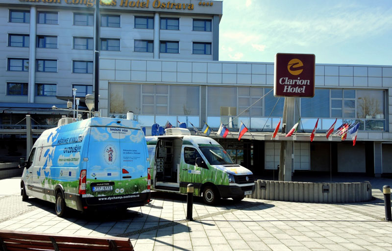 Vozy měřící čistotu ovzduší před Clarionem.