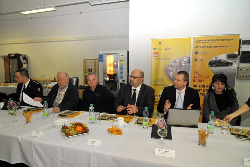 Pohled na účastníky jednání