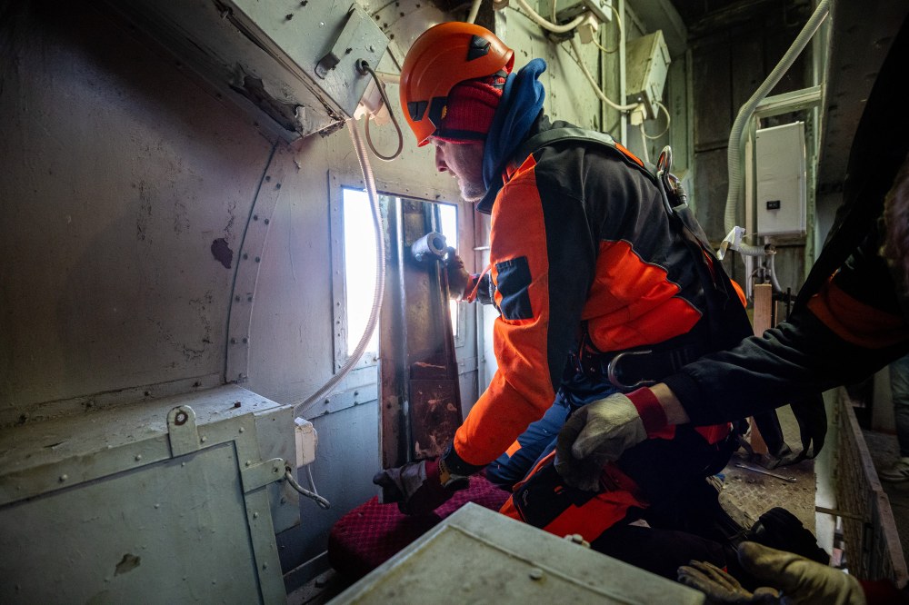Repase ručiček věžních hodin Nové radnice - zevnitř. Foto: Lukáš Kaboň Repase ručiček věžních hodin Nové radnice - zevnitř. Foto: Lukáš Kaboň