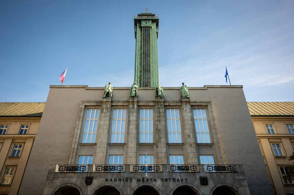 Neobvyklý pohled na věžní hodiny Nové radnice s dočasně chybějícím číselníkem Neobvyklý pohled na věžní hodiny Nové radnice s dočasně chybějícím číselníkem