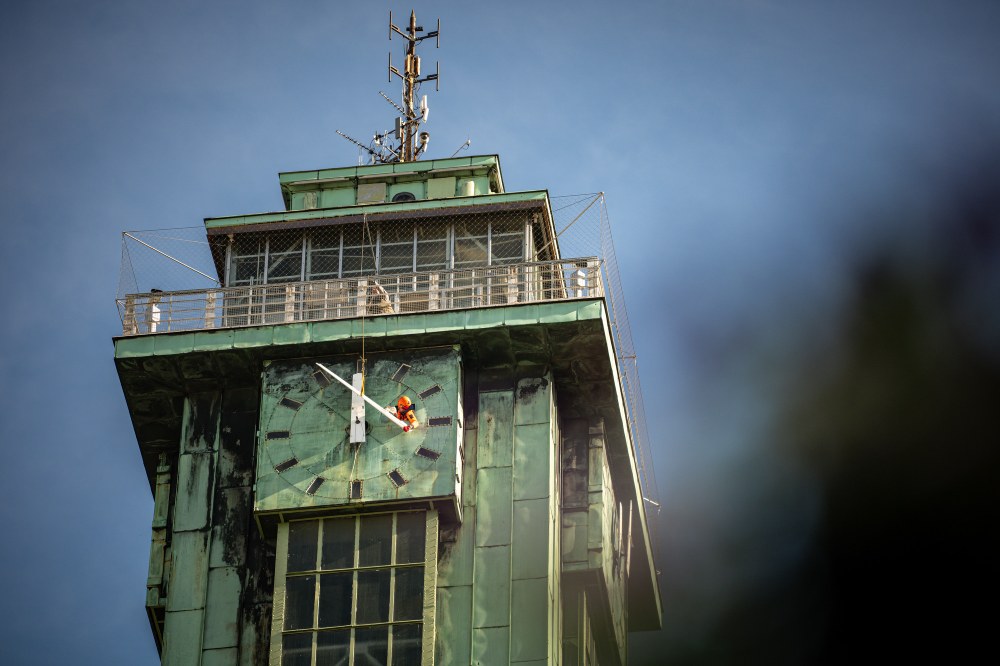 Repase ručiček věžních hodin Nové radnice - zvenčí Repase ručiček věžních hodin Nové radnice - zvenčí