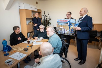 Ostravský primátor Jan Dohnal s náměstkem Zbyňkem Pražákem coby Ježíškova vnoučata v Domově Slunovrat. Foto: Jiří Zerzoň