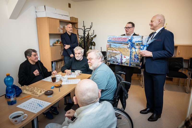 Ostravský primátor Jan Dohnal s náměstkem Zbyňkem Pražákem coby Ježíškova vnoučata v Domově Slunovrat. Foto: Jiří Zerzoň