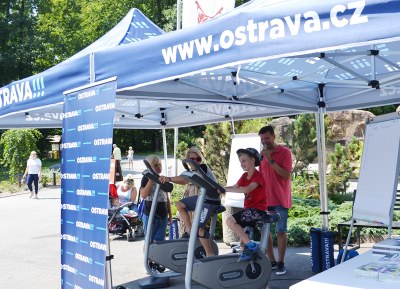 Dva chlapci na snímku našlapali ve prospěch potřebných hezkou dávku kilometrů. Foto: René Stejskal