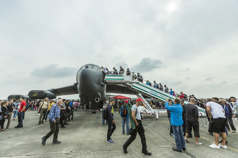 Bombardér B-52 v obležení diváků na mošnovském letišti. Foto: J. Zerzoň