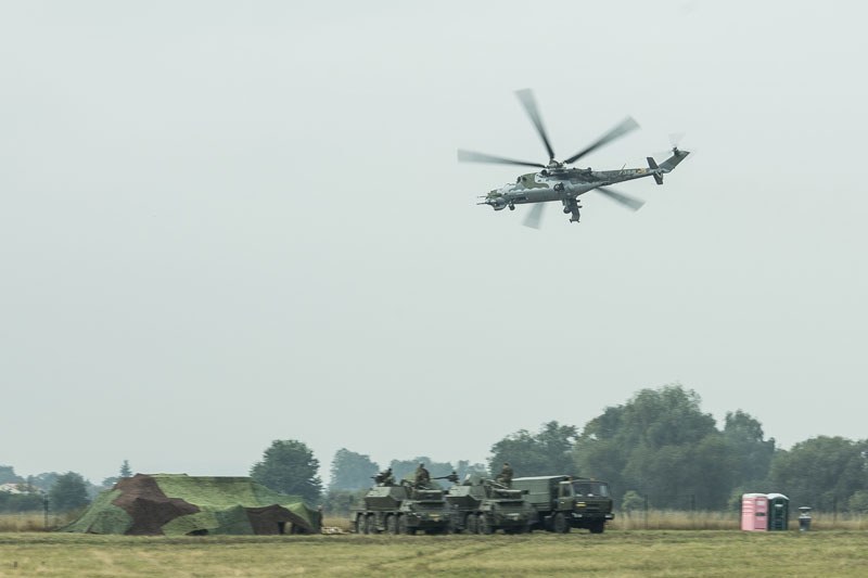 Vrtulník Mi-24 Armády ČR při letecké ukázce.