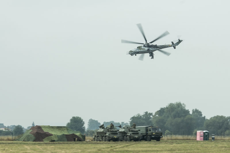 Vrtulník Mi-24 Armády ČR při letecké ukázce.