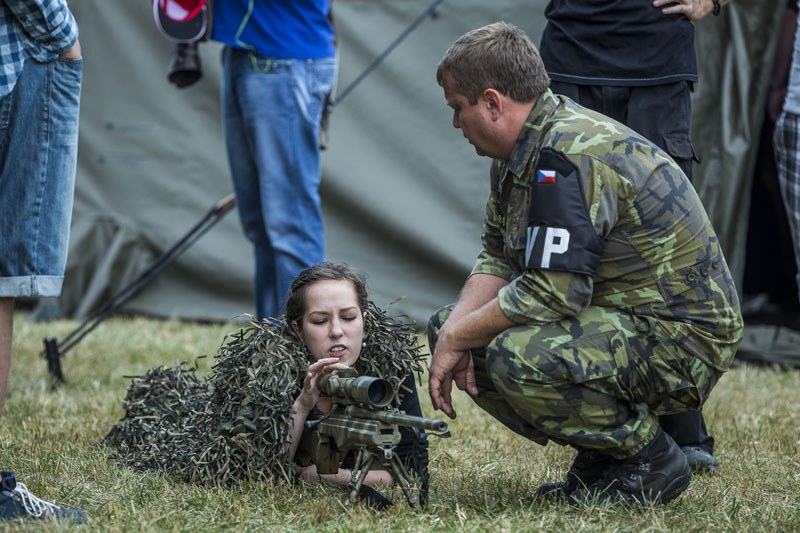 Zájem o pěchotní zbraně projevovaly i dívky.