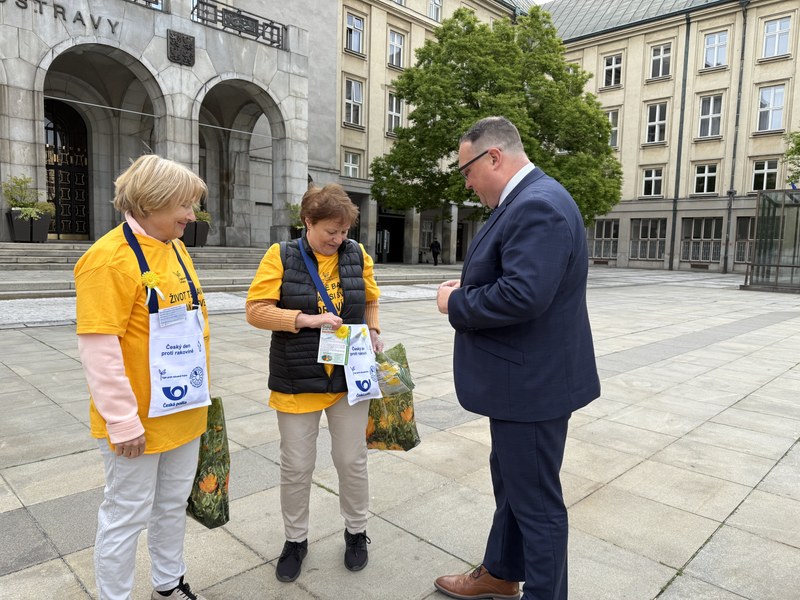 Kvítek od ONKO - AMAZONEK zakoupil tako ostravský primátor Jan Dohnal
