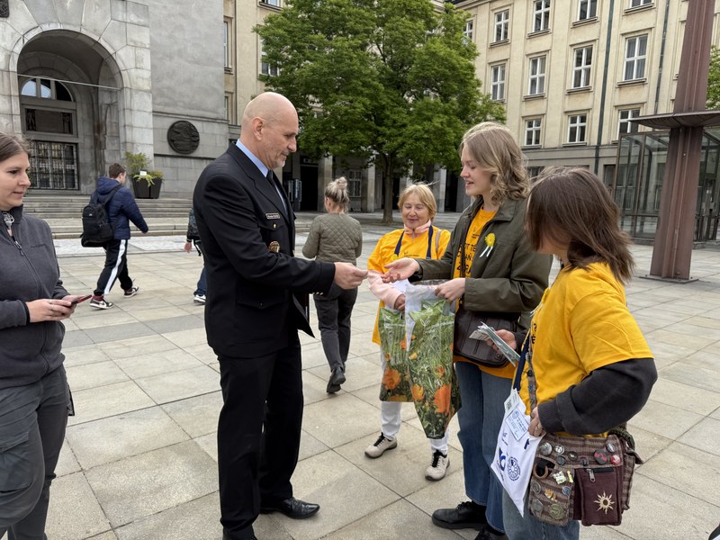 Dobrovolnice v akci. Zde prodávají kvítek řediteli ostravských strážníků Miroslavu Plačkovi