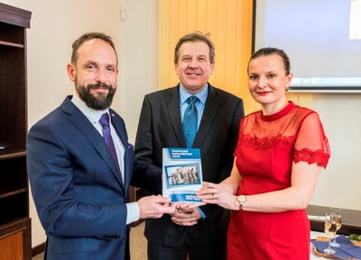 Primátor Tomáš Macura s ředitelkou archivu Hanou Šústkovou a Martinem Juřicou (uprostřed) s novým kalendáriem. Foto: Jiří Zerzoň