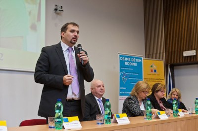 Na snímku Martin Štěpánek zahajuje konferenci, která se konala v Obchodní akademii a Vyšší odborné škole sociální v Ostravě. Foto: Jiří Zerzoň
