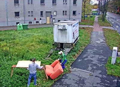 Strážníci řešili i případ dvou mužů, kteří se v Hulvákách nelegálně zbavili sedačky. Foto: archiv MPO  