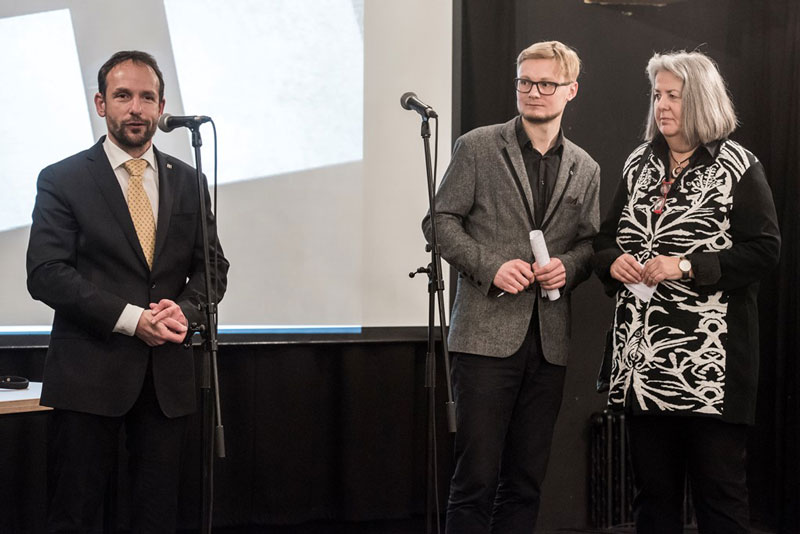 Primátor Tomáš Macura při vernisáži.