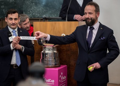 Primátor Tomáš Macura (vpravo) vylosoval Karolínu Plíškovou. Ta v sobotu zahájí utkání s Rumunskem.  Foto: Lukáš Kaboň