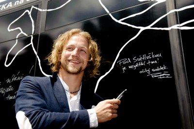 Zpěvák Tomáš Klus a jeho vzkaz při křtu autobusu FOTO: Khalil Baalbaki