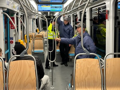 Kontrola ve spojích městské hromadné dopravy. Foto: DPO