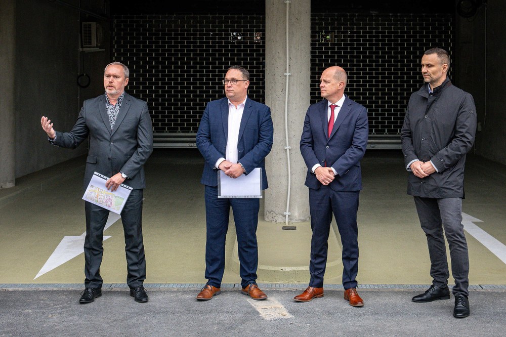 Náměstek primátora Břetislav Riger (první zleva) s primátorem Janem Dohnalem (uprostřed) při otevření parkovacího domu poblíž Městské nemocnice Ostrava