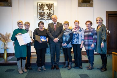 Ocenění Senior roku tradičně předává náměstek primátora Zbyněk Pražák. Foto: Lukáš Kaboň