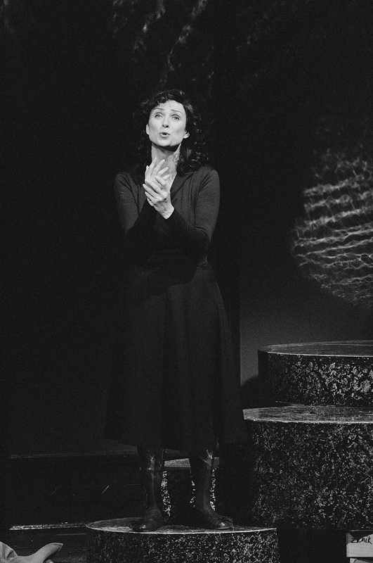 Hana Fialová v roli francouzské šansoniérky Edith Piaf.