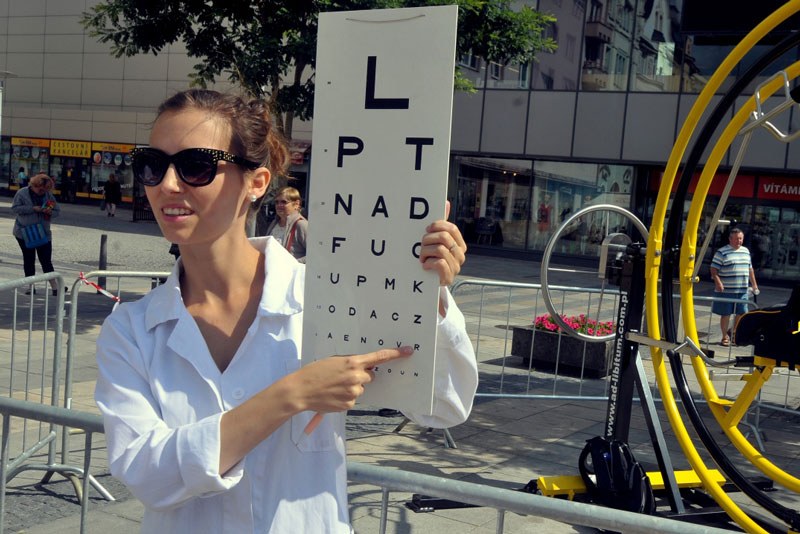 Při kontrole zraku.