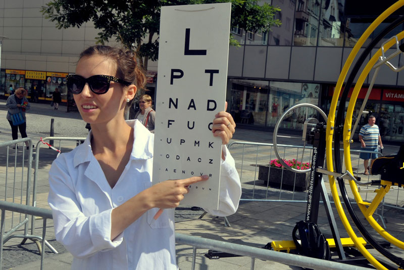 Při kontrole zraku.