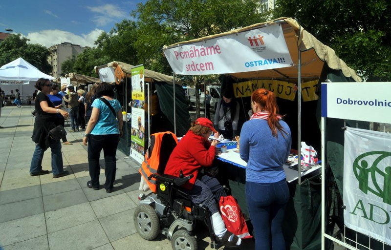 Stánky organizací z oblasti sociální péče.