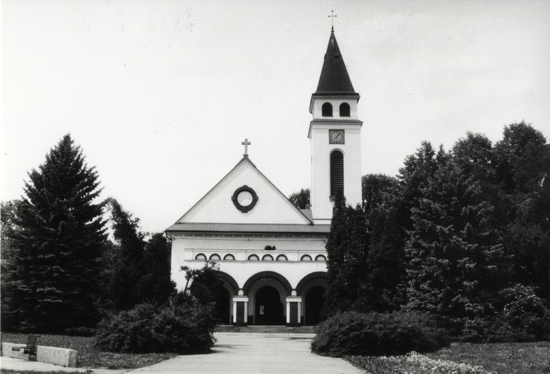 Kostel Krista Krále ve Svinově, před nímž se během župního sletu konala polní mše. Foto: AMO