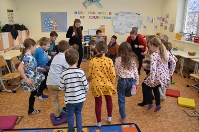 Děti na ZŠ Ostrčilova se během Drama dílen dobře bavily. Foto: MMO