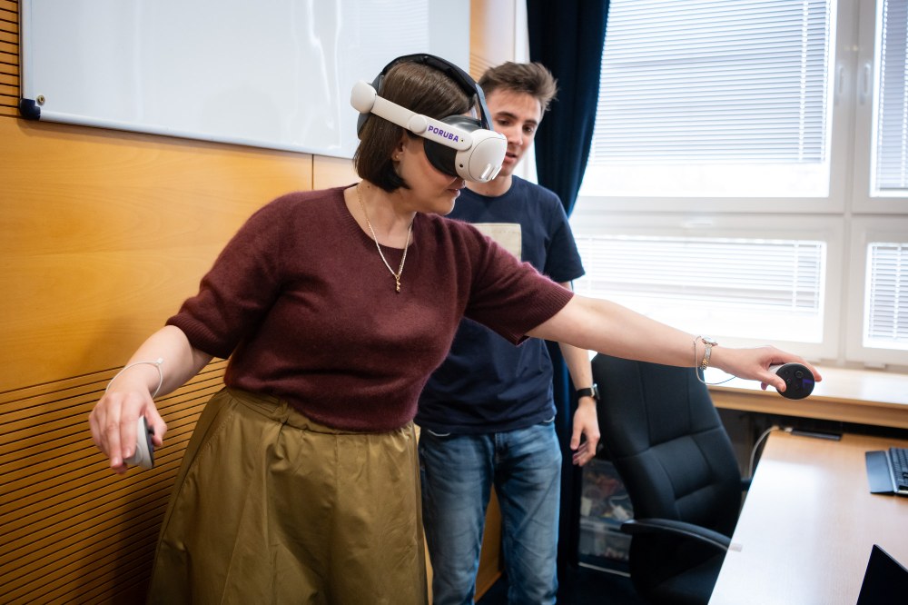 Radní pro oblast školství Andrea Hoffmannová při pobytu ve virtuální realitě