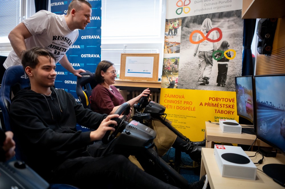 Automobilový simulátor vyzkoušela také ostravská radní Andrea Hoffmannová