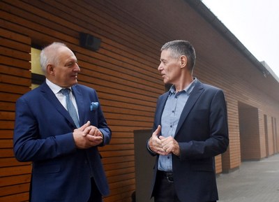 Náměstek primátora Zbyněk Pražák (vlevo) hovoří s ředitelem Čtyřlístku Svatopluken Aniolem u nového domku ve Výškovicích. Foto: René Stejskal 