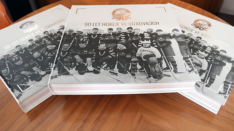 Kniha „90 let hokeje ve Vítkovicích“. Foto: archiv MMO