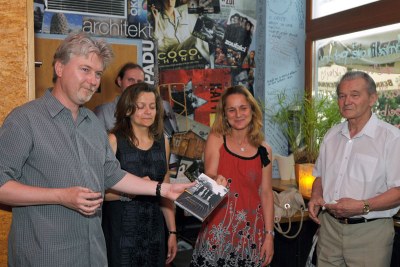 Radovan Lipus (vlevo) a Marina Feltlová (uprostřed) křtí knihu