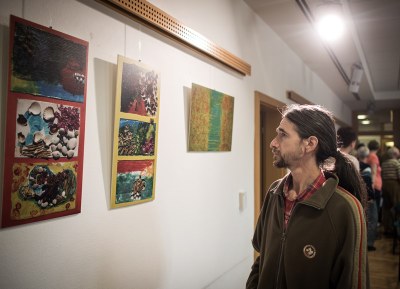 Chvíle zamyšlení nad díly slabozraké německé umělkyně Silji Korn. Foto: L. Kaboň