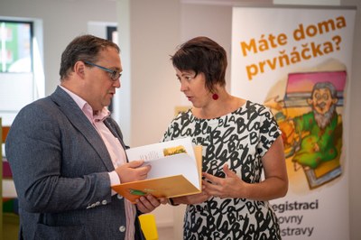 Knižku pro ostravské prvňáčky pokřtil s ředitelkou KMO Irenou Šťastnou  ostravský primátor Jan Dohnal. Foto: Lukáš Kaboň