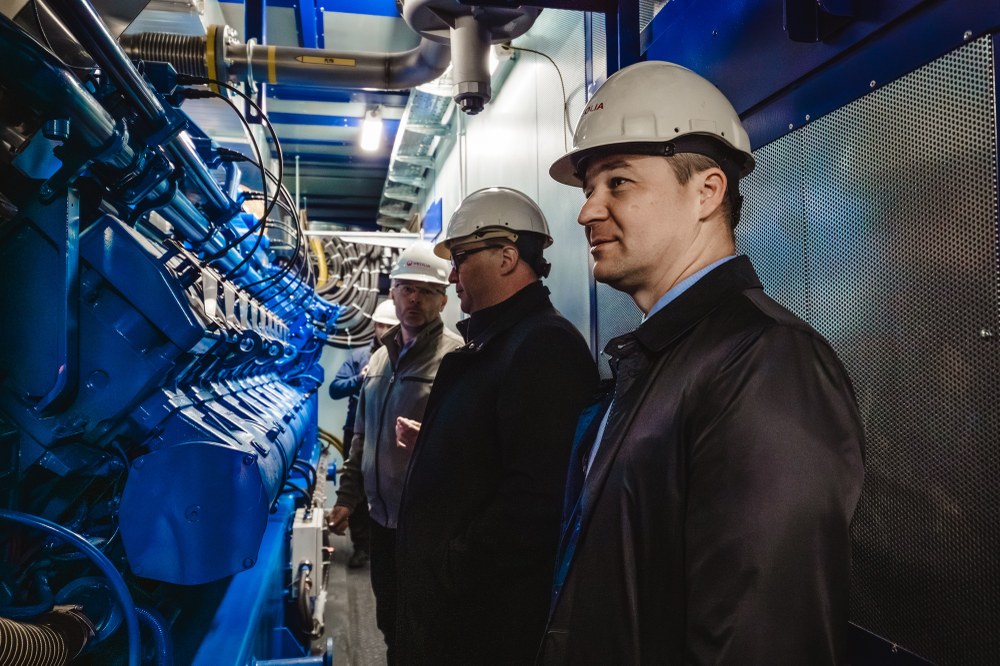 Zástupci vedení města si kogenerační jednotky prohlédli zblízka 