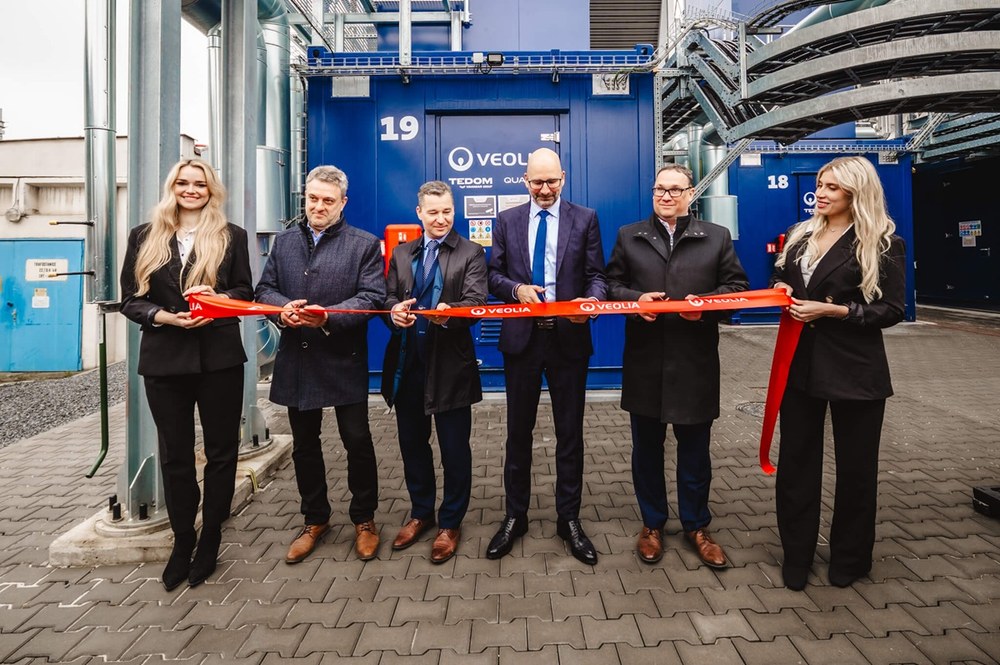 Slavnostního přestřižení pásky se zhostili také ostravský primátor Jan Dohnal (druhý zprava), se svým náměstkem Alešem Boháčem (čtvrtý zprava)