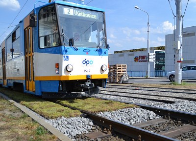 Tramvaj vyjíždí z úseku osazeného absorbérem. Foto: René Stejskal  