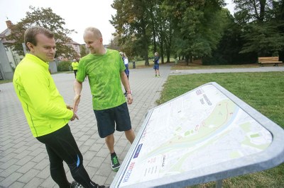 U orientační tabule na startu běžecké dráhy v Komenského sadech. Foto: J. Zerzoň