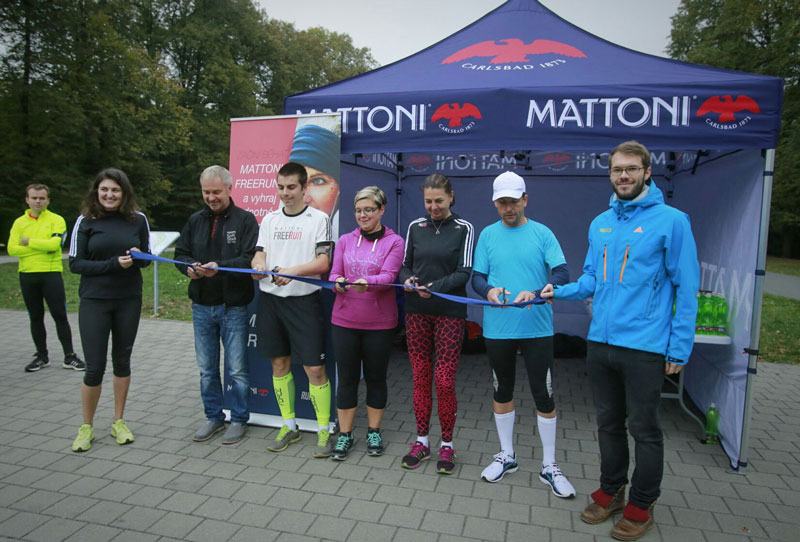 T. Macura a další účastníci slavnostního otevření dráhy.