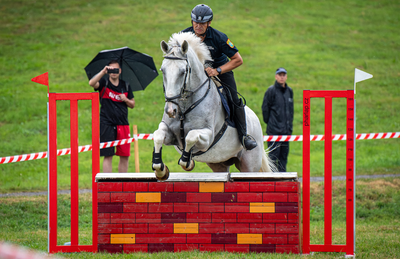 Ostravský jízdní strážník soutěží na svém koni. Foto: MPO