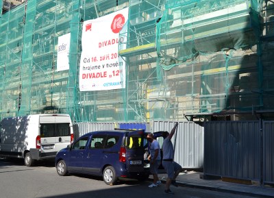 Divadlo Jiřího Myrona zakrývá lešení, ale v neděli v něm začne hrát Divadlo „12“. Foto: Petr Havránek