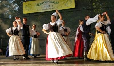 FOTO: Slezský soubor Heleny Salichové na festivalu Třebovický koláč