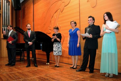 Ředitel Janáčkova máje Jaromír Javůrek (zcela vlevo) a primátor Tomáš Macura s laureáty soutěže. Foto: J. Urban